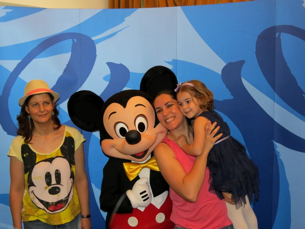 Mickey Mouse a oferit un prilej de bucurie atât celor mici, cât şi celor mari FOTO Adevărul