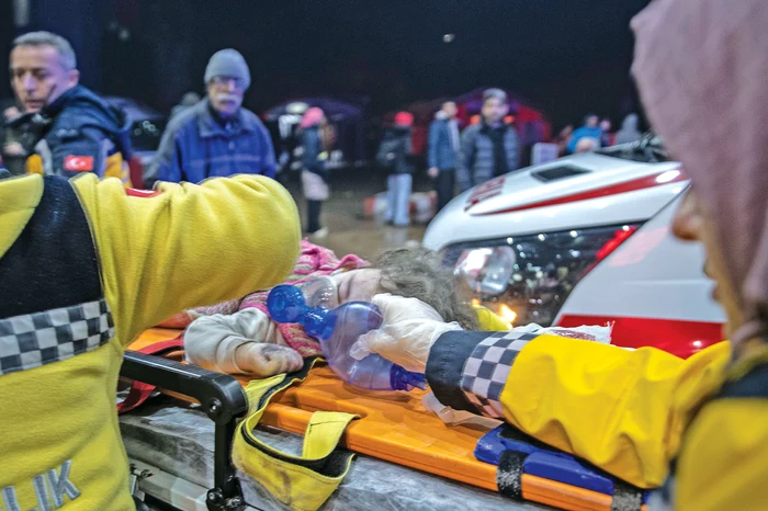 Transportarea răniților se face în condiții dificile, iar spitalele sunt aproape pline. Foto: Getty