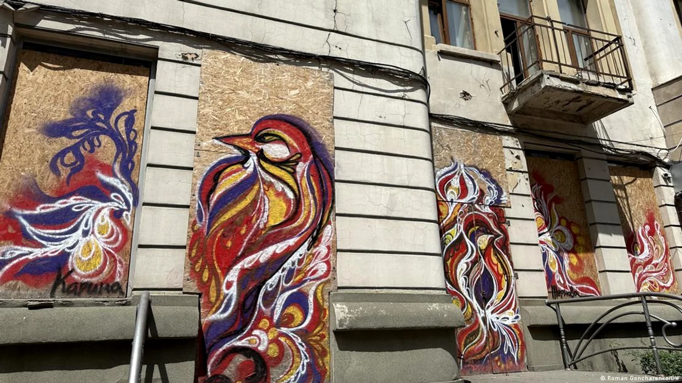 Ferestre baricadate cu plăci de lemn vopsite