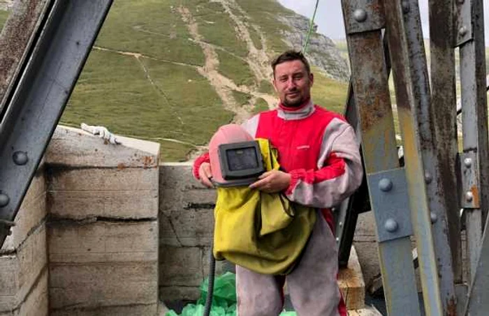 alpinisti azuga restauratori cruce caraiman