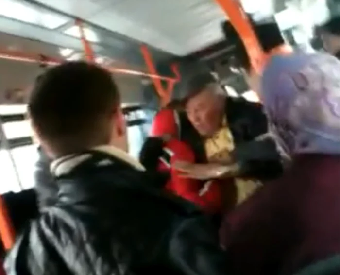 Nimeni nu a intervenit să oprească bătaia.