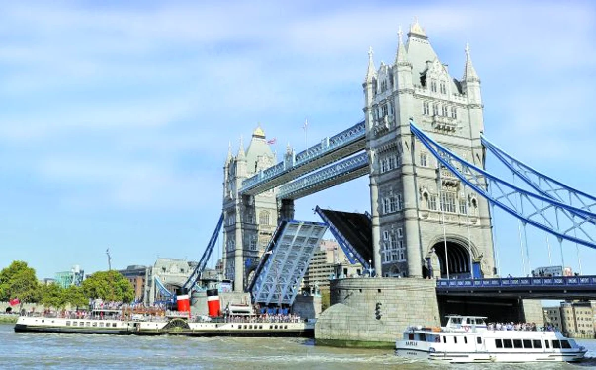Tower Bridge este un punct de atracţie din capitala Marii Britanii FOTO REUTERS