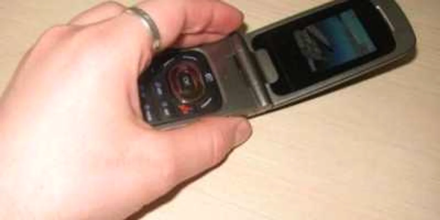 Bătrânul îşi escroca victimele prin telefonul mobil