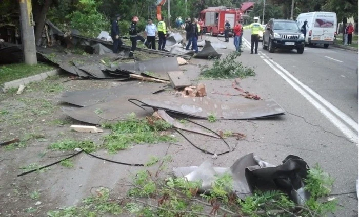 Urmele lăsate de trecerea TIR-ului la coborârea de pe Bucium FOTO ziaruldeiasi.ro