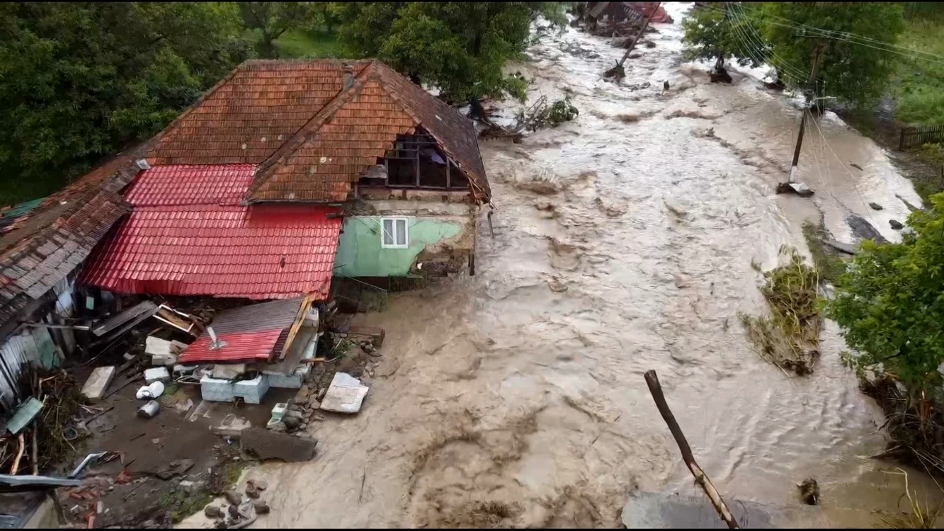 Debitele în creştere ale râurilor pot duce la inundaţii locale. Foto arhivă
