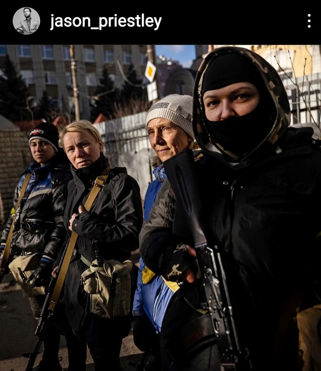 Jason Priestley impresionat de femeile care apără Kievul de invazia rusească - foto Instagram