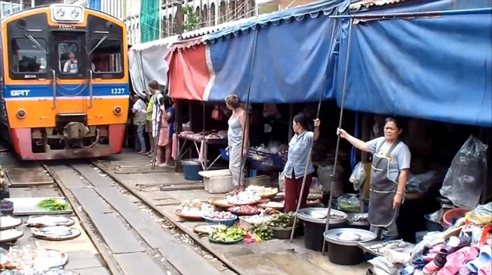 Piaţa aflată la 80 km de Bangkok se află chiar pe şinele trenuluicaptură video