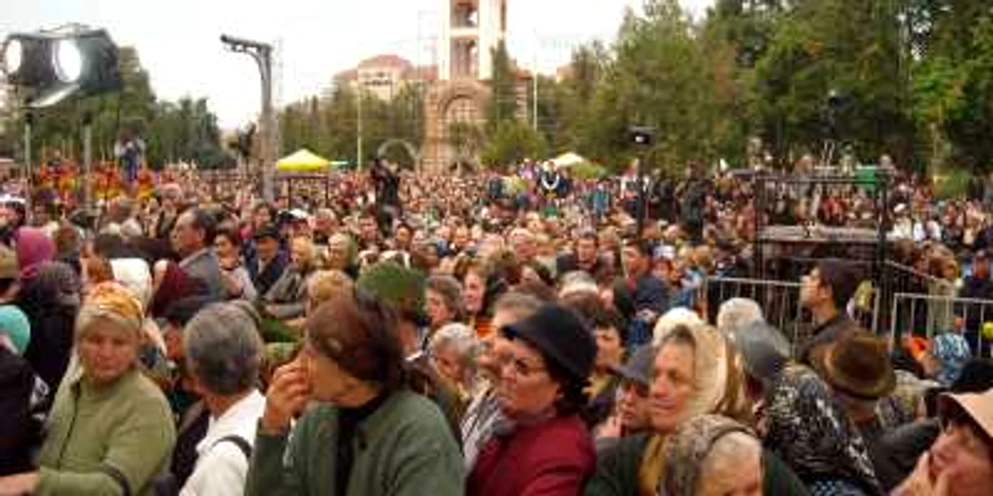 Târgovişte: UPDATE - 20.000 de oameni participă la canonizarea lui Neagoe Basarab
