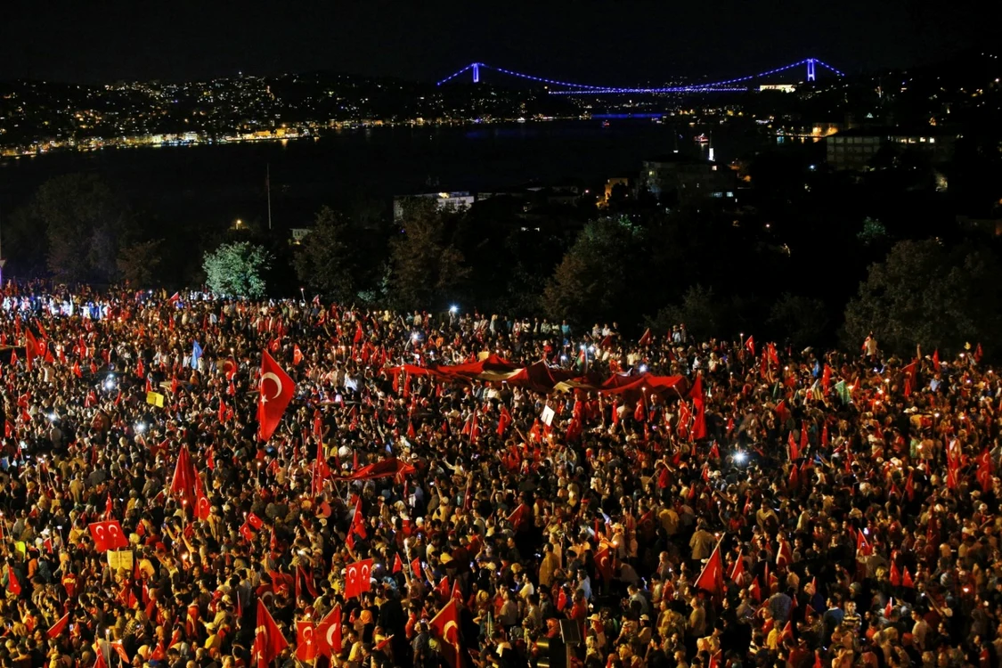 Susţinători ai preşedintelui Recept Erdoggan, pe Podul Bosfor