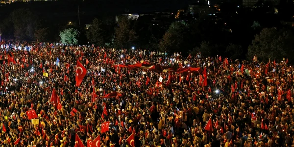 Turcia - sustinatori Erdogan pe podul Bosfor FOTO AP 