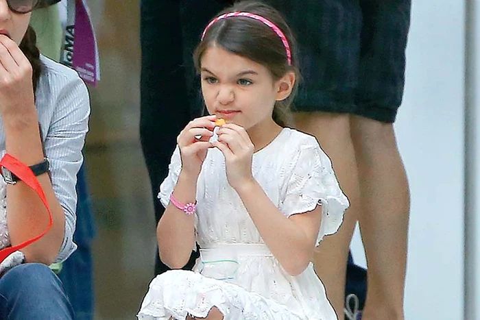 Nu degeaba sunt mamă  şi fiică. Katie Holmes  şi Suri Cruise seamănă  din ce în ce mai mult,  mai ales la  strâmbături