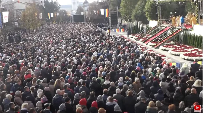 La slujbă sunt prezente zeci de mii de persoane. FOTO captură video Trinitas TV