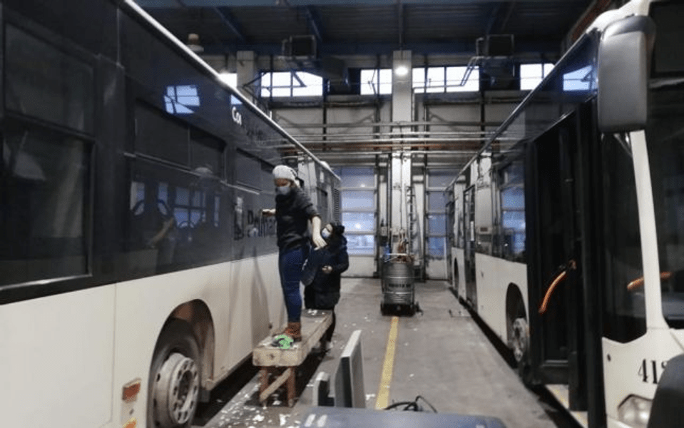 Mai puțină poluare în București. Primăria Capitalei va recicla 150 de autobuze uzate ale STB