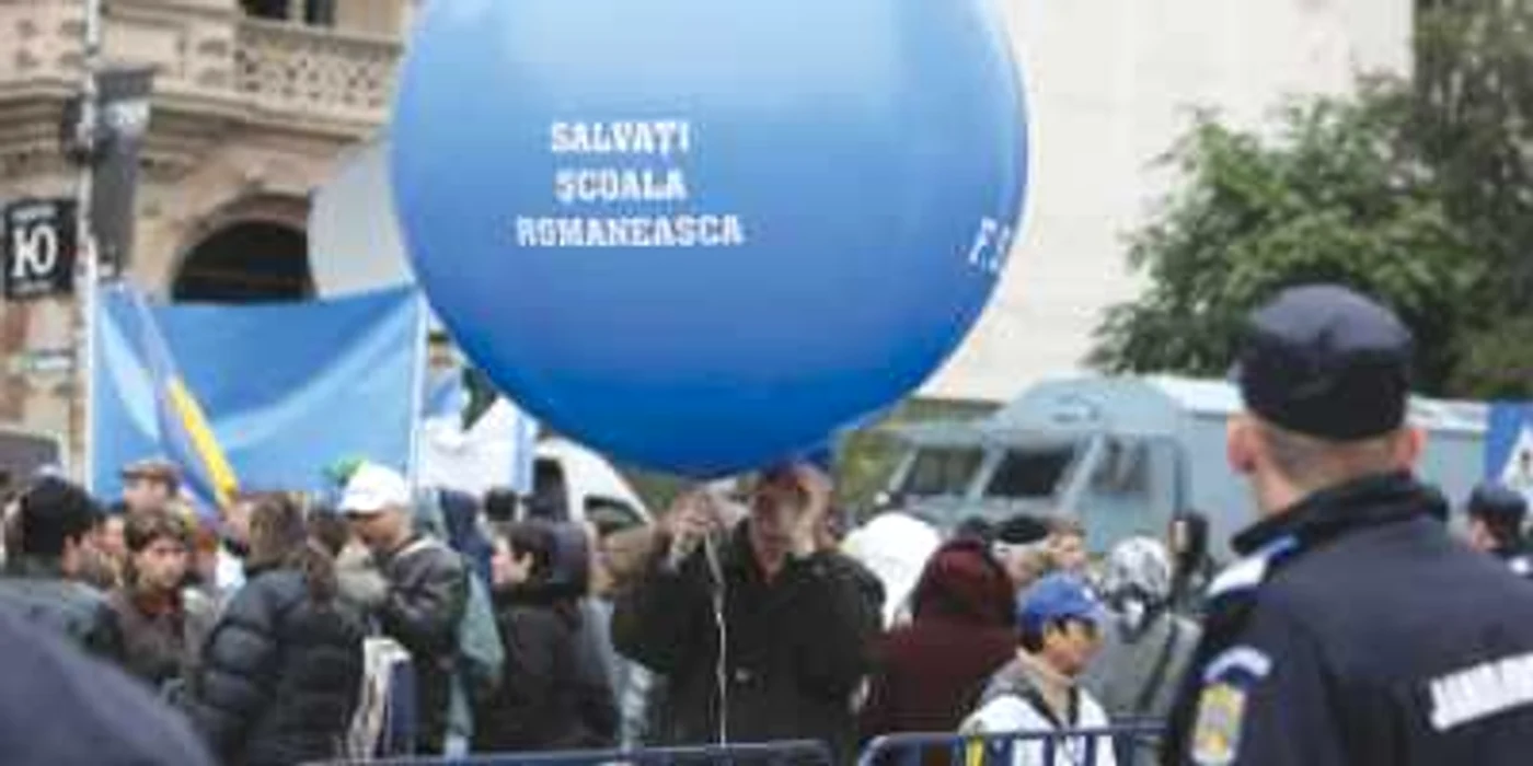 Profesorii militează pentru ca legea să fie dezbătută în Parlament, şi nu asumată de Guvern 