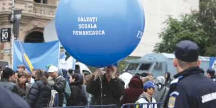 Profesorii militează pentru ca legea să fie dezbătută în Parlament, şi nu asumată de Guvern 