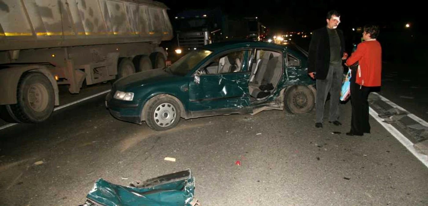 Maşina poliţistului a fost lovită de un microbuz care transporta pasageri la Bucureşti
