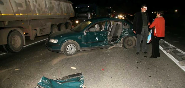 Maşina poliţistului a fost lovită de un microbuz care transporta pasageri la Bucureşti