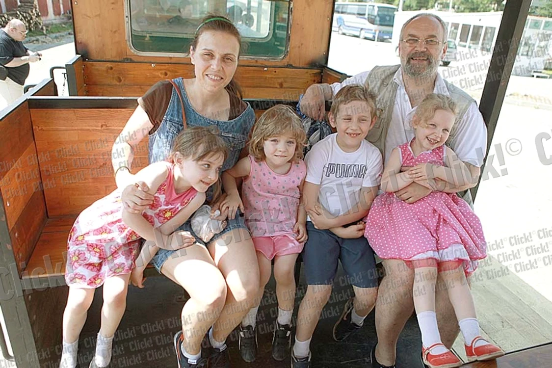 
    Elena, Iulia, Pavel şi Silvia  au fost foarte încântaţi de  călătoria cu Mocăniţa (Fotografii: Roberto Sălceanu)  