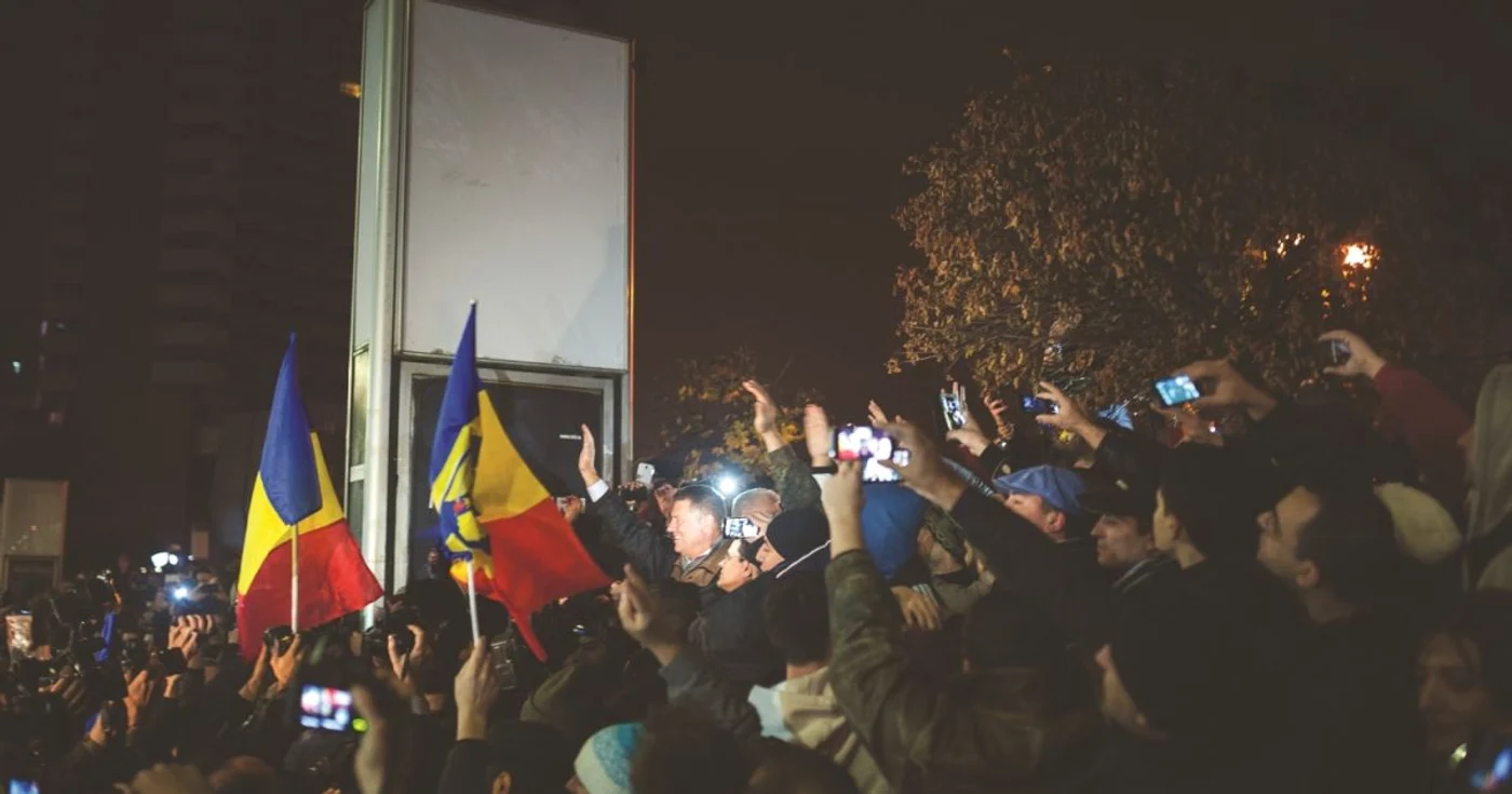 Sărbătorirea alegerilor în Piaţa Universităţii  FOTO: Dragoş Asaftei