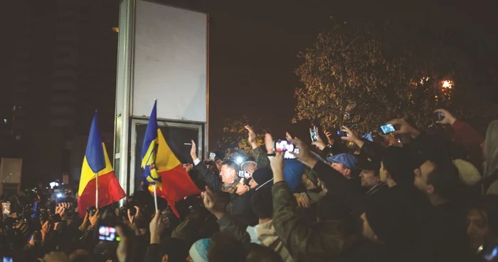 Sărbătorirea alegerilor în Piaţa Universităţii  FOTO: Dragoş Asaftei