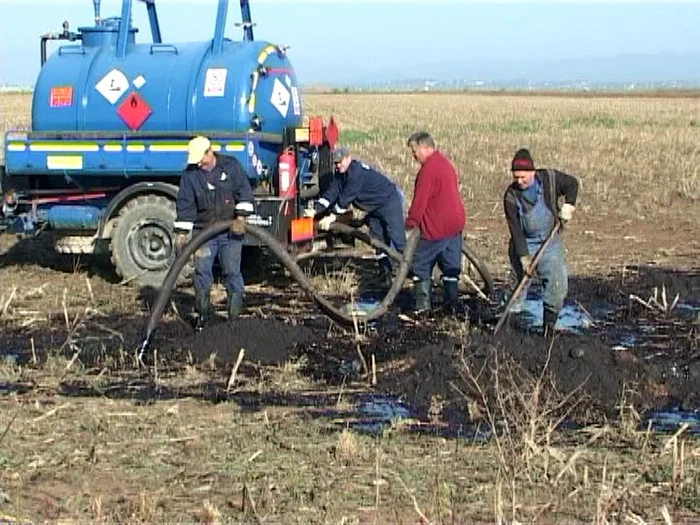 Autoritățile au descoperit două instalații artizanale, montate pe conducte