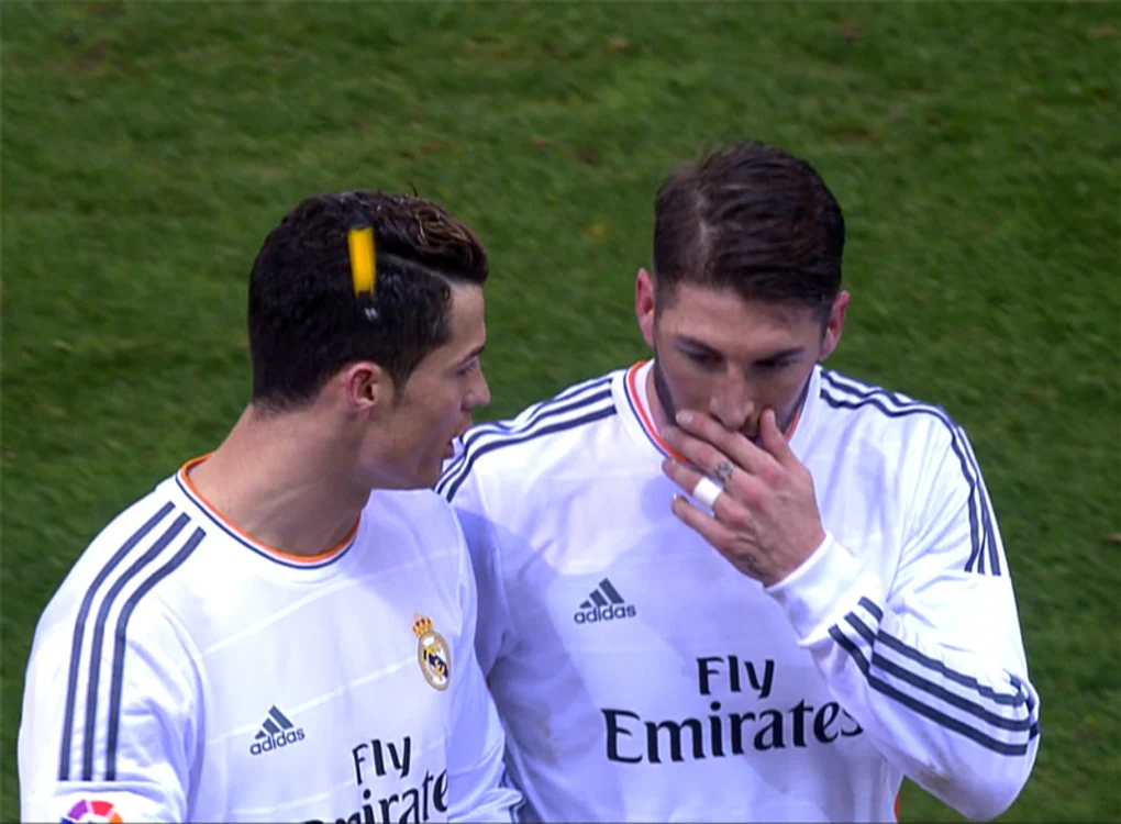 
    Momentul în care Ronaldo e lovit în cap cu o brichetă (captură Digi Sport)  
