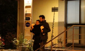 Soţia lui Moga  şi a ascuns fetiţa  în haină pentru  a o proteja de frig jpeg