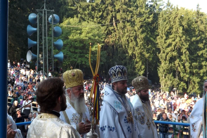 Circa 30.000 de credincioşi au asisat la slujba oficiată de ÎPS Andrei însoţit de un sobor de preoţi şi arhierei. FOTOGRAFII: Remus Florescu