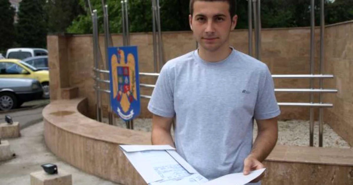 Daniel Boşca şi-a depus dosarul de înscriere, în această dimineaţă, la Inspectoratul Judeţean de Poliţie. (Foto: Daniel Guţă)