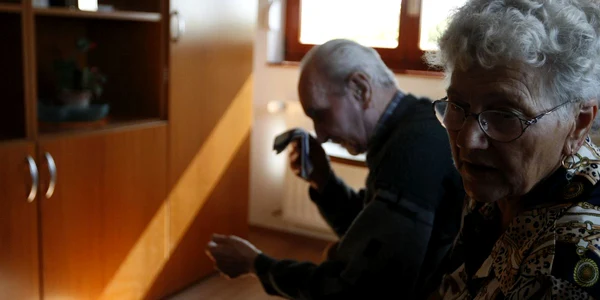 Ianoş şi Ildiko Dublo au urme pe corp după deversarea toxică de la fabrica Mal Zrt, din zona Kolontarului. Foto: Remus Runcan