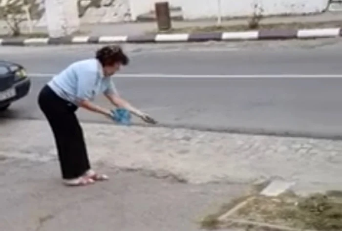 Bătrâna a împrăştiat cioburi pe marginea drumului naţional Captură: Facebook