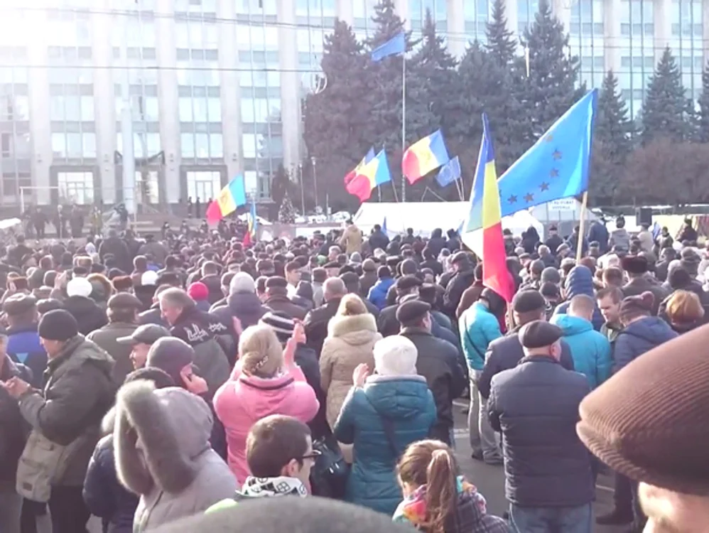 
    Sute de oameni au ieşit în stradă la Chişinăucaptură video  