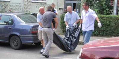 Reşiţa: VIDEO Un tânăr consumator de droguri şi-a ucis mama chiar de ziua tatălui acestuia
