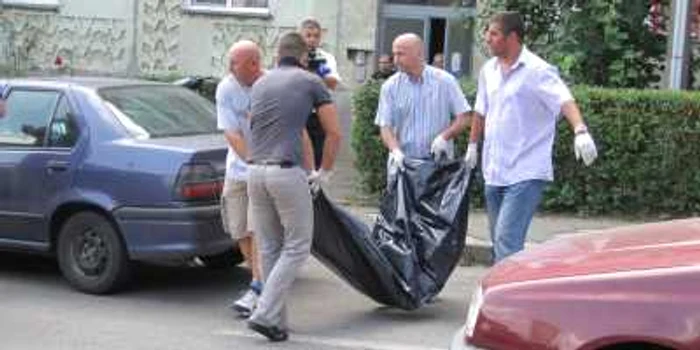 Reşiţa: VIDEO Un tânăr consumator de droguri şi-a ucis mama chiar de ziua tatălui acestuia