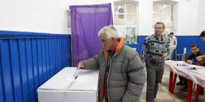 Se pregătesc secţiile de vot pentru alegerile locale din 10 iunie (Foto Arhivă)