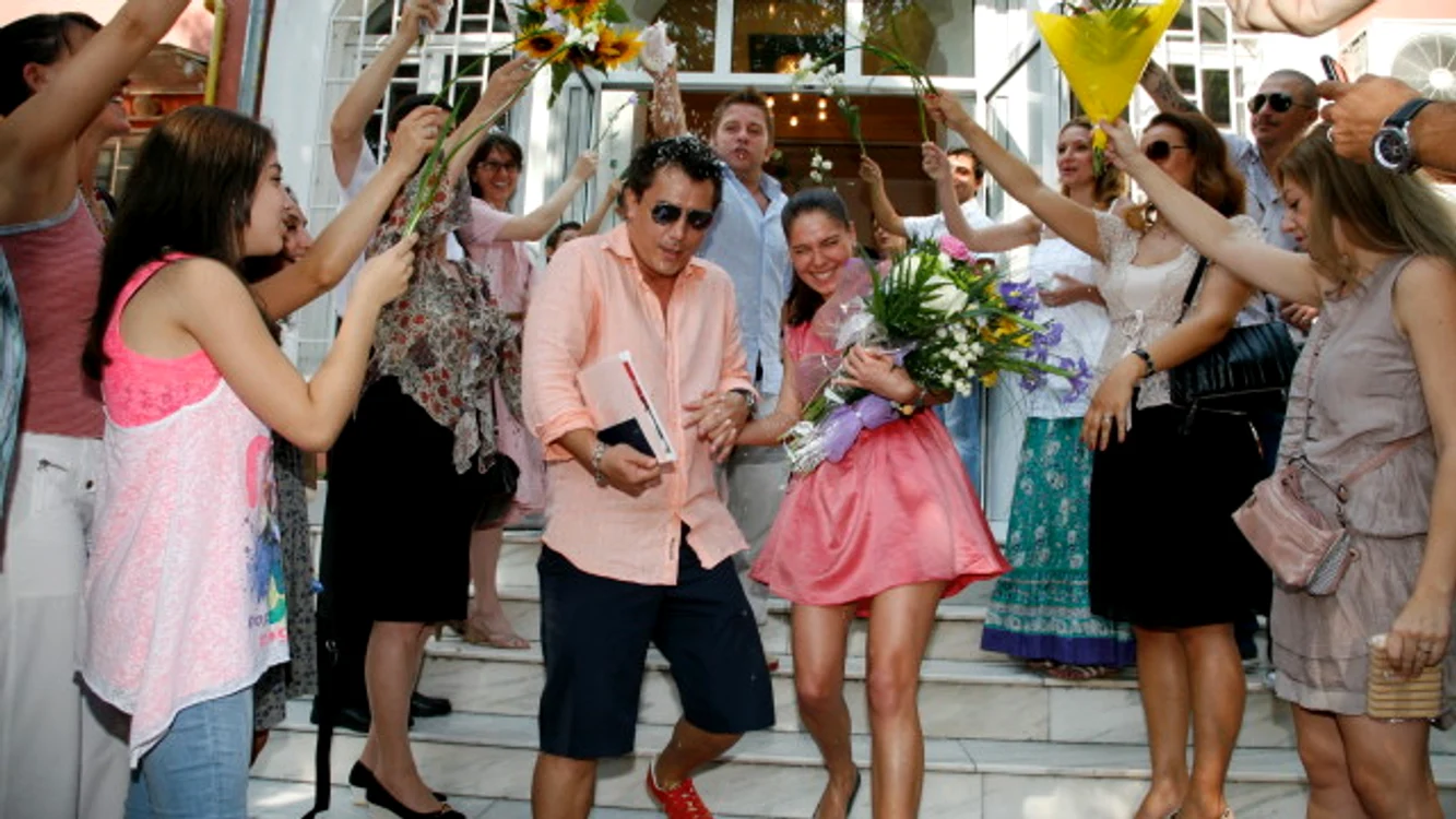 2010. La cununia civilă s-a îmbrăcat în bermude