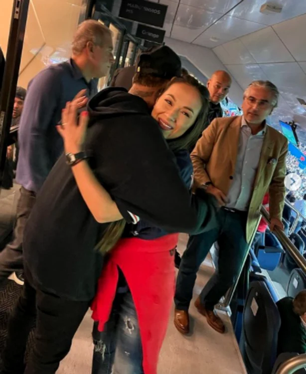Neymar o îmbrățișează pe Vlăduțafoto: Instagram