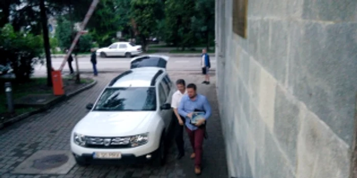 Poliţistul Cristinel Miron (în alb) la intrarea în sediul DNA Suceava. FOTO Dănuţ Zuzeac