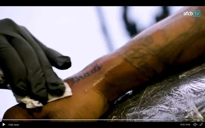 
    Defoe și-a făcut un tatuaj în memoria micuțului său prietenFoto: Twitter/Bournemouth  