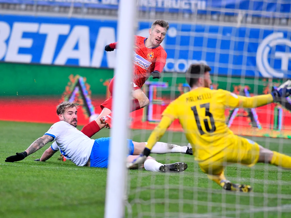 
    Olaru șutează la poarta Craiovei sub privirile lui BancuFoto: sportpictures.eu  