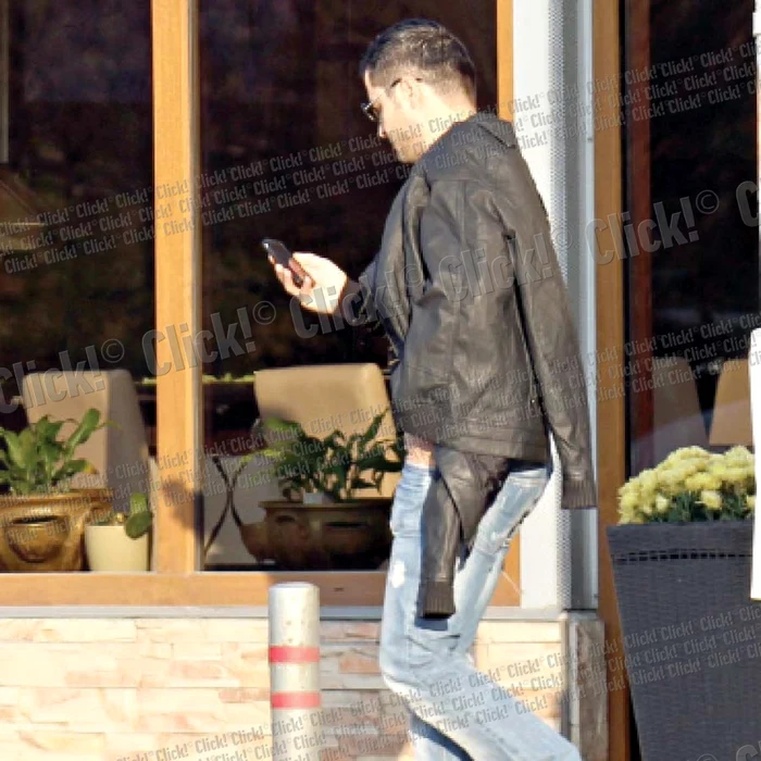 
    Liviu Vârciu a ieşit din local cu  haina îmbrăcată doar pe o mână  