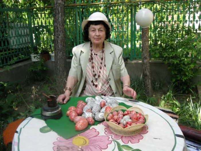 Asineta Gâscan încondeiază ouă de la vârsta de 8 ani