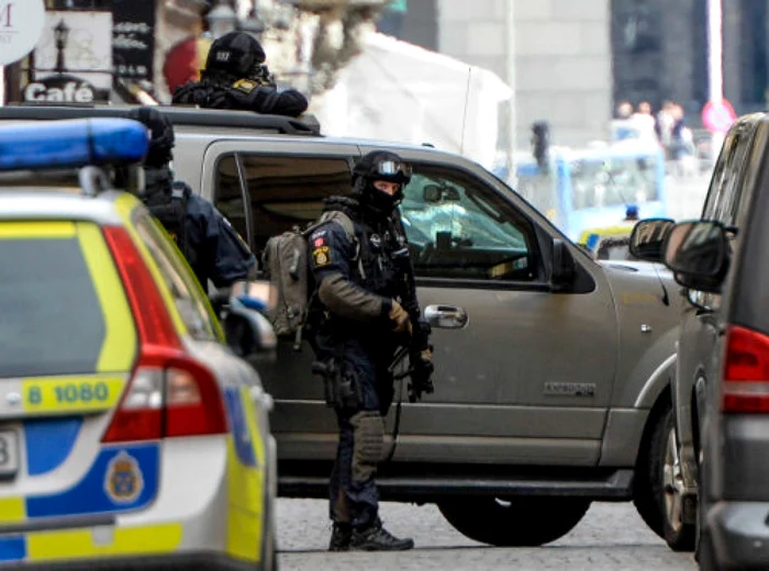 Poliţia suedeză a blocat zona Gamla Stan din Stockholm FOTO The Local