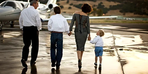 O familie se indreapta spre un avion privat FOTO Shutterstock