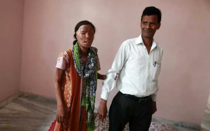 Sonali Mukherjee (27 de ani), alături de tatăl ei, Charan Das Mukherjee FOTO Reuters