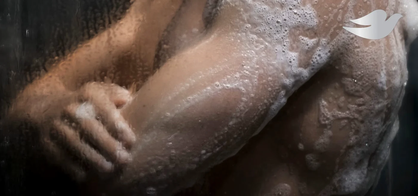 Imaginea de prezentare a gelului de duș Dove, cu bustul unui bărbat înspumat la duș Foto Dove.com