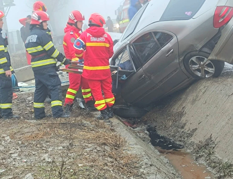 Tânărul a rămas captiv în maşina grav avariată. FOTO: ISU Dâmboviţa