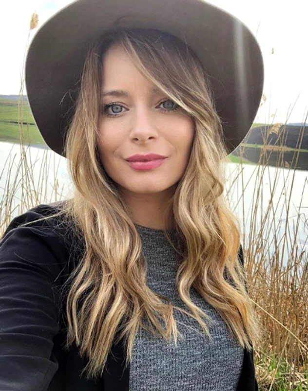 laura cosoi 1 png