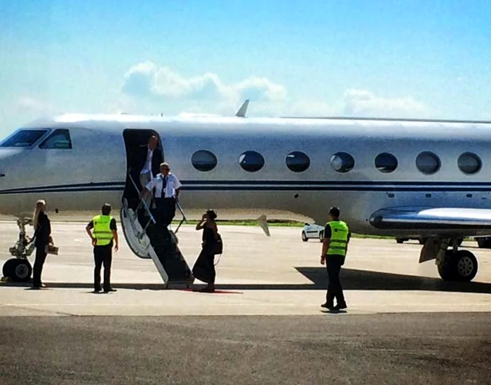 Solistul a aterizat sâmbătă în Bucureşti la bordul avionului personal