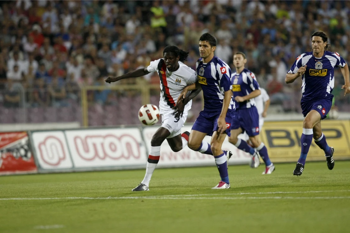 Adebayor a venit a doua oară în România la Timişoara, în 2010, pe când juca la Manchester City, pentru un meci din preliminariile Ligii Europa